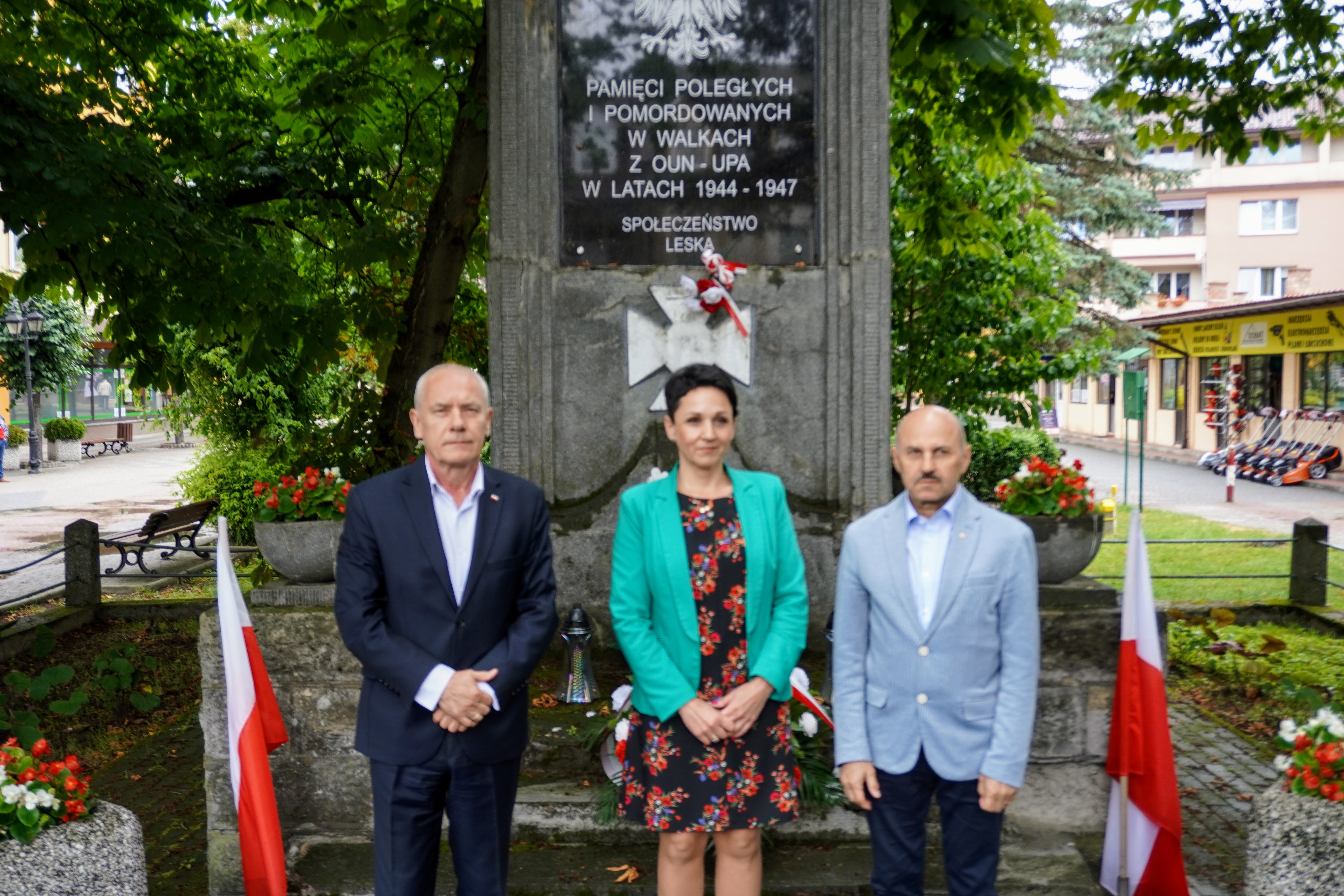 od lewej: Starosta Leski Andrzej Olesiuk, Edyta Wojtowicz-Wojdanowska, wicestarosta Leski Janusz Haftek