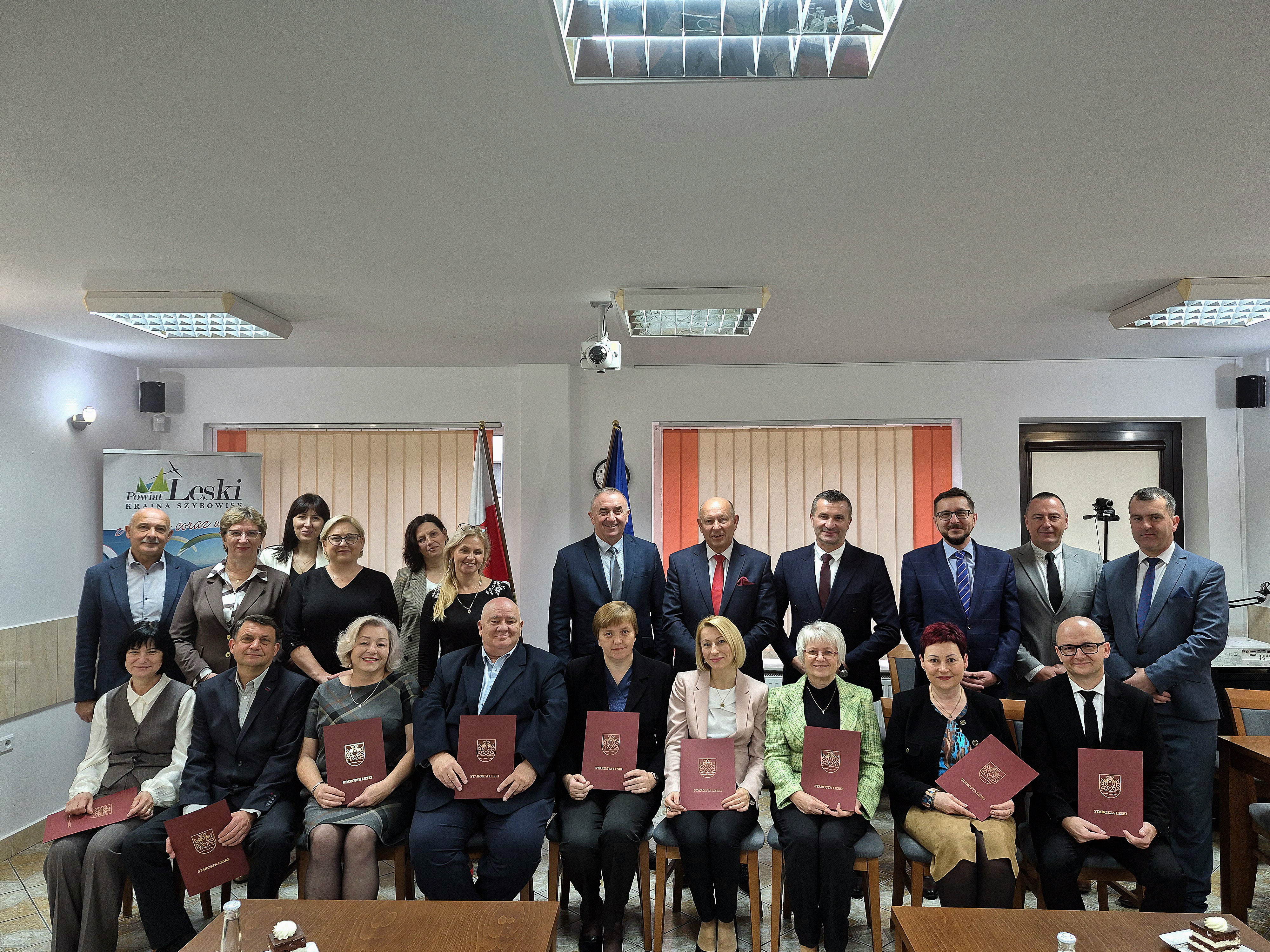 Nagrodzeni nauczyciele wraz z dyrektorami