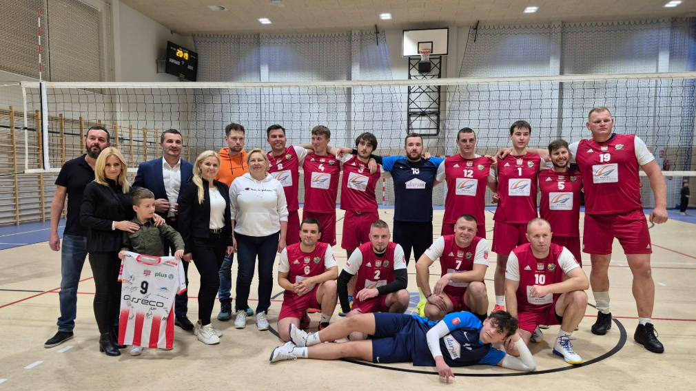 Zdjęcie grupowe Zdjęcie drużyny siatkarskiej wraz ze starostą, maksymilianem tockim oraz jego rodzicami