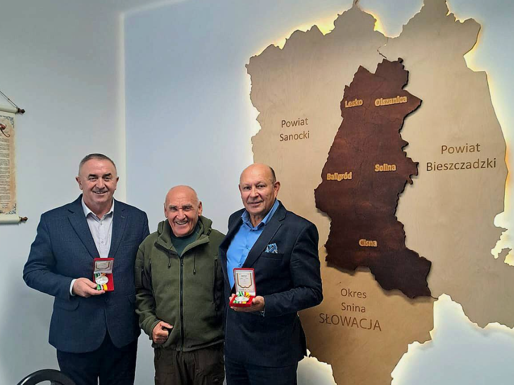 zdjęcie na zdjeciu od lewej: Sekretarz Powiatu Czesław Gawłowski, w środku Czesław Lang, od prawej wicestarosta Wiesław Kuzio