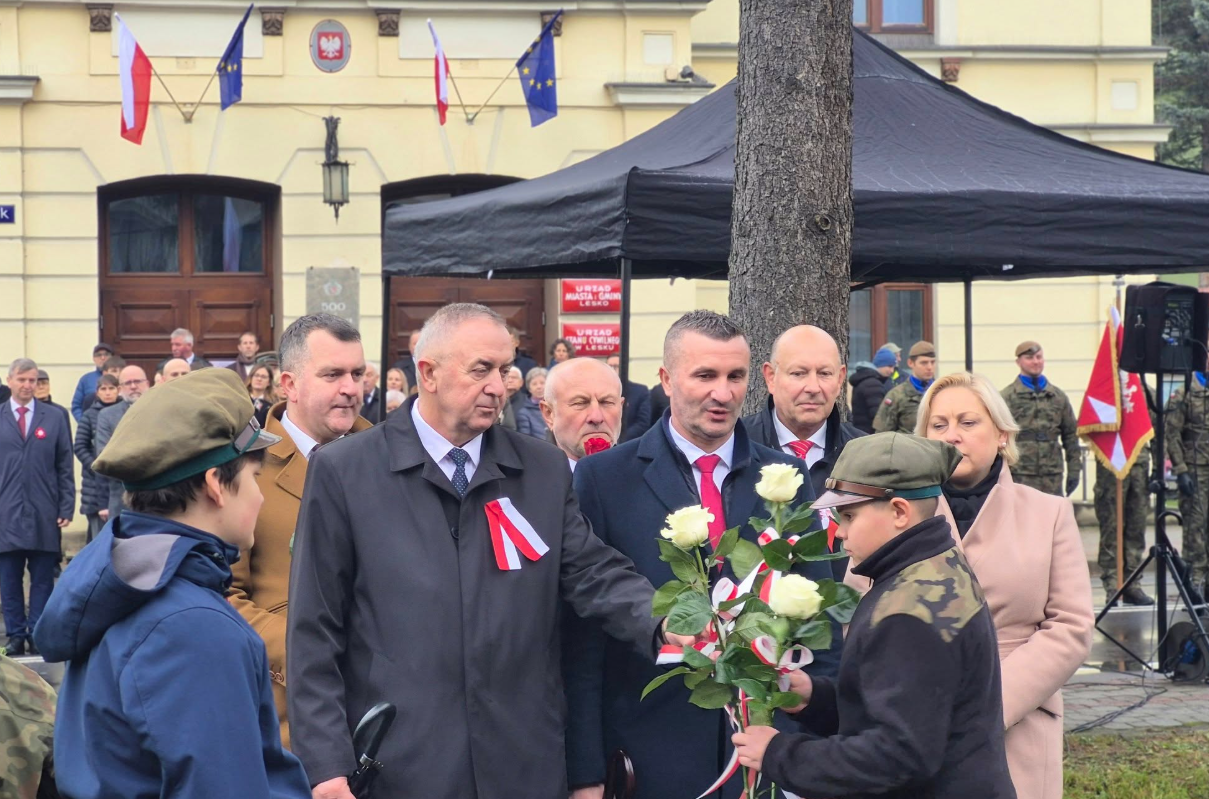 Zdjęcie przedstawia władze Powiatu Leskiego, którzy składają kwiaty przy pomniku 